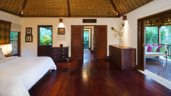 Villa Alamanda - Palacial master bedroom & balcony